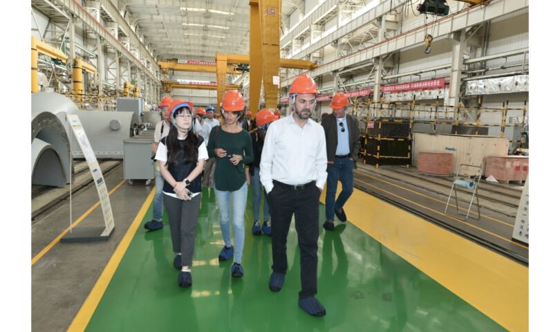 Foreign media team lauds “Shaangu Solution” in tour around assembly workshop in NW. China