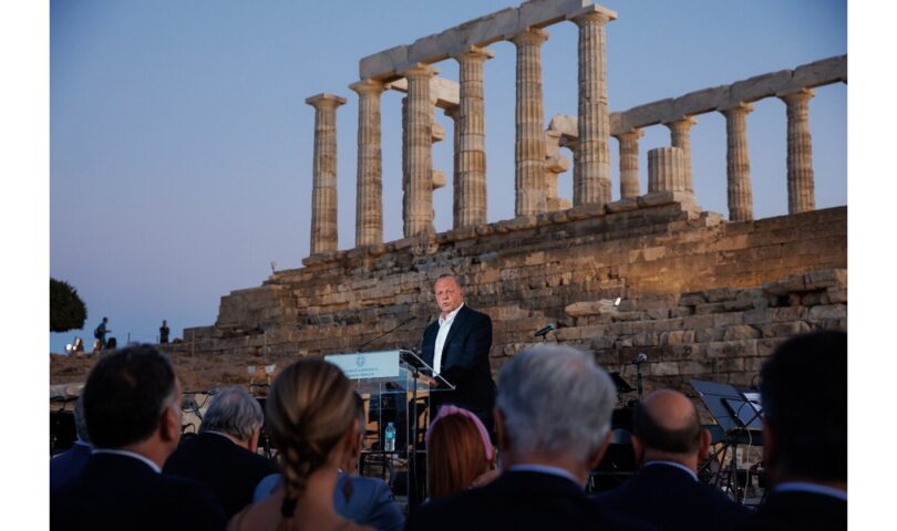 Illumination majestueuse du temple de Poséidon à Sounion, avec le soutien du ministère de los angeles Tradition et de METLEN Power & Metals