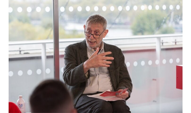 Der gefeierte Autor, Dichter und TCL NXTPAPER International Ambassador Michael Rosen begeistert das Publikum im Southbank Centre mit einer fesselnden Reside-Fragerunde rund um Alphabetisierung und Technologie USA – Deutsch USA – English USA – English USA – español