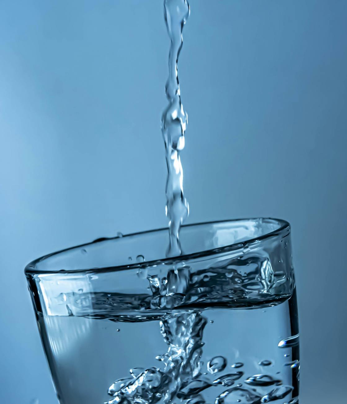 Using solar energy to pull clean water from air for disaster zones